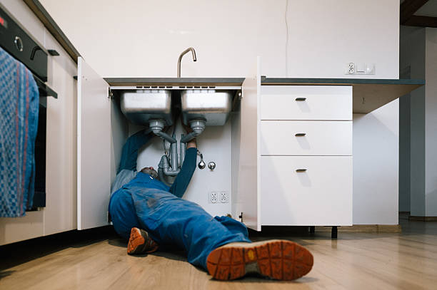 Professional Emergency Plumber technician working in Carterville, MO